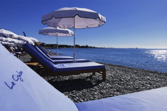 Le Cigalon plage avec chaise longue et parasol Cagnes Sur Mer