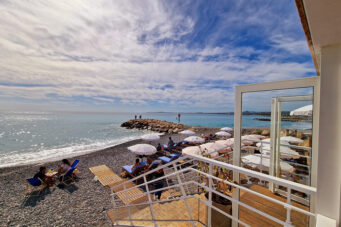 Le Cigalon restaurant face à la mer avec transat et parasol à Cagnes Sur Mer