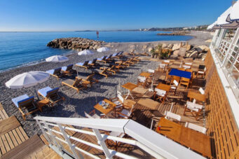 Le Cigalon restaurant face à la mer à Cagnes Sur Mer avec plage privée et transat